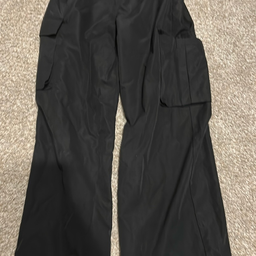 Small Black Cargo pants 🖤